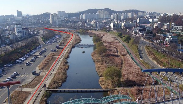 ▲ 충북 청주시가 21일 폐쇄후 방치되고 있는 무심천 청주대교 아래 하상도로 부분(빨간선)에 대한 철거와 복구 작업을 시작한다고 밝혔다.ⓒ청주시