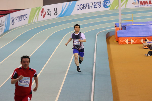 ▲ 김승수 부시장(뒤쪽)이 대회에서 200m를 질주하고 있다.ⓒ대구시 제공