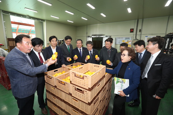 ▲ 경북도의회 농수산위원회는 21일 성주군 농산물산지유통센터를 찾아 참외 저급과 수매장을 비롯한 주요 사업장들을 둘러봤다.ⓒ도의회 제공