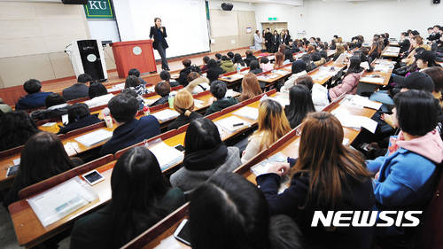 지난달 25일 서울 광진구 건국대학교에서 '2017학년도 전기 외국인 유학생 입학식 및 교환학생 오리엔테이션'이 진행되고 있다. ⓒ뉴시스