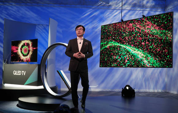 ▲ 김현석 삼성전자 영상디스플레이사업부장이 지난 1월 열린 CES 2017에서 QLED TV를 소개하고 있다. ⓒ삼성전자
