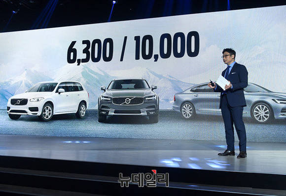 ▲ 이윤모 볼보자동차코리아 대표이사가 21일 서울 중구 신라호텔에서 '더 뉴 볼보 크로스 컨트리'를 소개하며 연간 판매 목표를 밝히고 있다.ⓒ뉴데일리 정상윤 기자