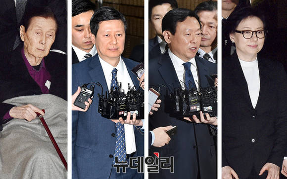 ▲ 지난 20일 열린 경영비리 재판에 출석하기 위해 서울중앙지방법원에 모인 롯데총수일가(왼쪽부터 신격회 롯데 총괄회장, 신동주 부회장, 신동빈 회장, 서미경씨)ⓒ뉴데일리