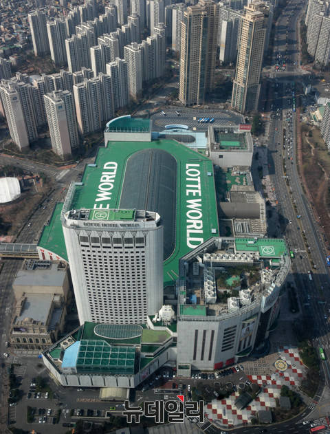▲ 롯데월드타워에서 바라본 롯데월드. ⓒ이기륭 기자