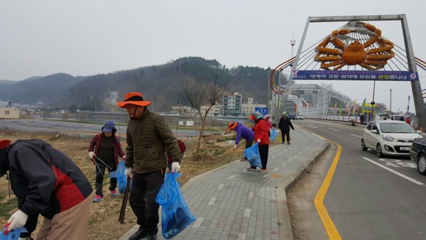 ▲ 영덕군 강구면 지역 사회·기관단체 회원, 주민, 면사무소 직원 등 200여 명이 지난 20일 영덕대게상가와 해파랑 공원 등 영덕대게축제장 일대 청소에 나섰다.ⓒ영덕군