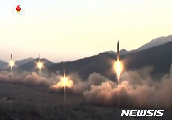 북한이 지난 6일, 4발의 스커드 ER 탄도미사일을 발사하는 장면. ⓒ뉴시스. 무단전재 및 재배포 금지.