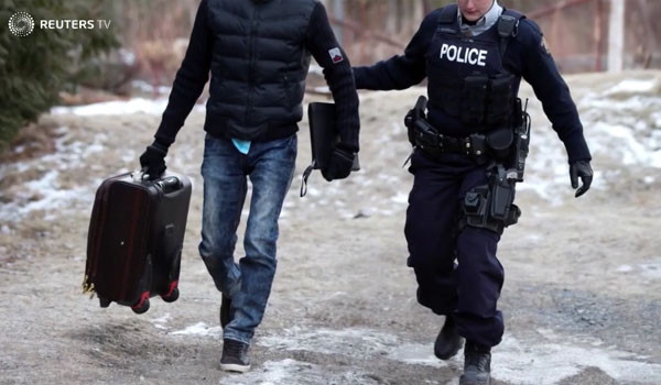 불법으로 국경을 넘다 캐나다 경찰에게 잡힌 불법체류자. ⓒ英로이터 통신 관련보도 화면캡쳐