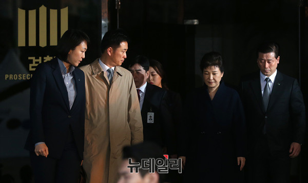 ▲ 박근혜 전 대통령이 22일 오전 밤샘조사를 마치고 유영하 변호사와 경호인단과 함께 중앙지검 청사를 나서고 있다. 박 전 대통령은 어제 오전 피의자 신분으로 중앙지검에 출석했다. (사진=공동취재단)