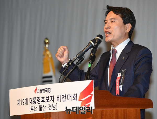 ▲ 자유한국당 소속 김진태 후보. 그는 22일 부산 벡스코에서 열린 비전대회에서 '평화적 흡수통일'을 공약으로 내놨다. ⓒ뉴데일리 정상윤 기자