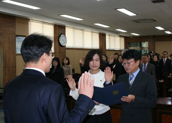 ▲ 단양 교육가족 청련실천 다짐대회에서 대표 교사가 결의문을 낭독하고 있다.ⓒ단양교육지원청