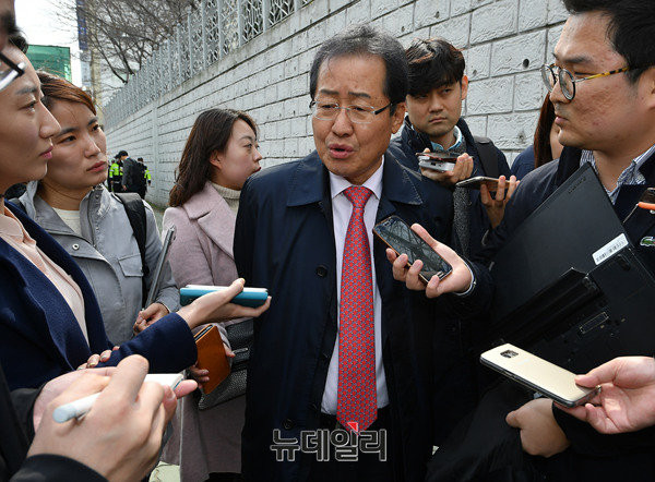 ▲ 홍준표 경남도지사가 22일 부산에서 취재진을 만나, 지난 15일 바른정당 김무성 의원과 회동해 보수합동과 후보단일화를 제안했었다는 사실을 설명하고 있다. ⓒ부산=뉴데일리 정상윤 기자