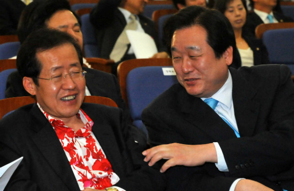 ▲ 바른정당 김무성 의원과 자유한국당 홍준표 경남도지사가 지난 2011년 새누리당 시절 국회에서 열렸던 의원총회 도중에 화기애애하게 대화를 나누고 있다. ⓒ뉴시스 사진DB
