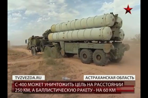 ▲ 중공이 도입하기로 한 S-400 요격미사일 발사훈련 중 이동식 차량 발사대(TEL)와 미사일 발사관의 모습. ⓒ러시아 즈베즈다 TV 관련보도 화면캡쳐