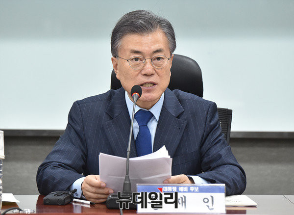 ▲ 더불어민주당 대선주자인 문재인 전 대표가 22일 오전 서울 여의도 국회 의원회관에서 열린 최순실 일가의 부정축재 재산 몰수를 위한 특별법 공청회에 참석해 발언하고 있다. ⓒ이종현 기자