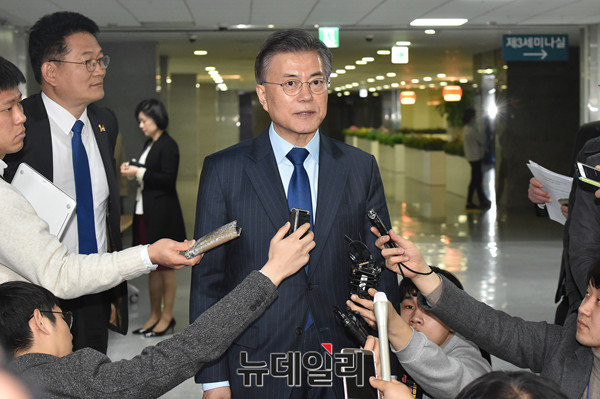 ▲ 문재인 전 대표가 22일 국회 의원회관에서 기자들에게 질문을 받고 있다. ⓒ이종현 기자