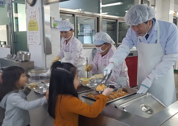 ▲ 장병석 제천교육장(오른쪽)이 제천 백운초등학교를 방문해 급식 특별점검을 마친 후, 학생들에게 점심을 배식하고 있다.ⓒ제천교육지원청