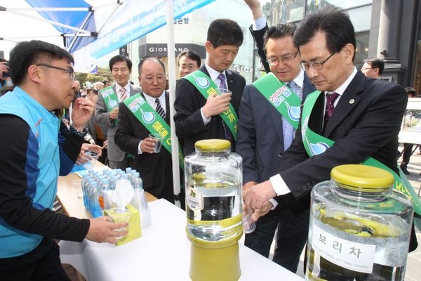 ▲ 22일 세계 물의 날을 맞아 이시종 충북도지사가 청주 성안길에서 열린 물사랑 캠페인에서 물을 시음하고 있다.ⓒ충북도