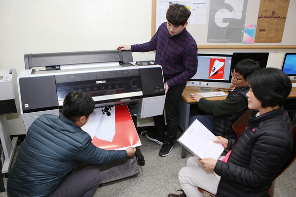 ▲ 계명문화대에서 디자인 기술을 배우고 있는 창업자들.ⓒ계명문화대