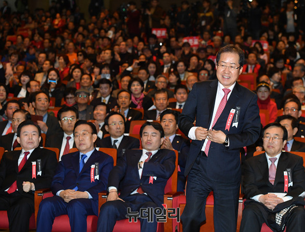 ▲ 홍준표 경남도지사가 22일 부산 벡스코에서 열린 자유한국당 후보자대회에서 연설을 위해 연단으로 나서고 있다. ⓒ부산=뉴데일리 정상윤 기자