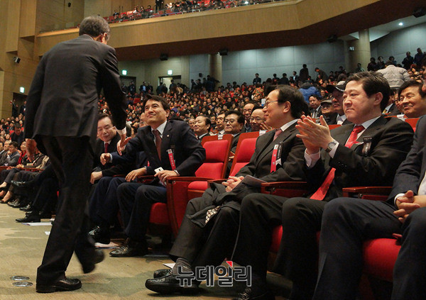 ▲ 홍준표 경남도지사가 22일 부산 벡스코에서 열린 자유한국당 후보자대회에서 연설을 마치고 자리로 돌아오는 가운데, 부산 서구·동구가 지역구인 유기준 의원이 박수로 맞이하고 있다. ⓒ부산=뉴데일리 정상윤 기자