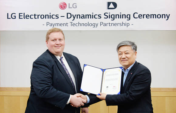 지난 21일 김홍주 LG전자 MC사업본부 상품기획그룹장(오른쪽)과 제프 뮬런 다이나믹스 CEO가 기술협력계약을 체결하고 계약서를 들어보이고 있다. ⓒLGE