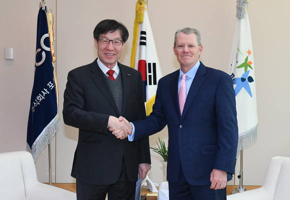 ▲ 권오준 포스코 회장(왼쪽)은 22일 포스코센터를 방문한 톰 슈슬러 엑손모빌 사장(오른쪽)을 만나 포즈를 취하고 있다.ⓒ포스코