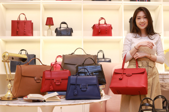 ▲ 22일 오전 2층 매장에서 모델들이 미리엄섀퍼의 대표상품을 선보이고있다. ⓒ현대백화점