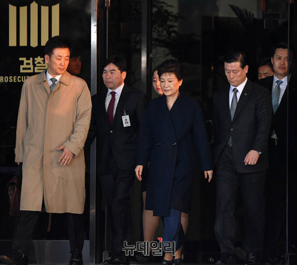 ▲ 박근혜 전 대통령이 22일 오전 검찰 조사를 마치고 유영하 변호사 등과 함께 검찰을 빠져나가고 있다. ⓒ 뉴데일리