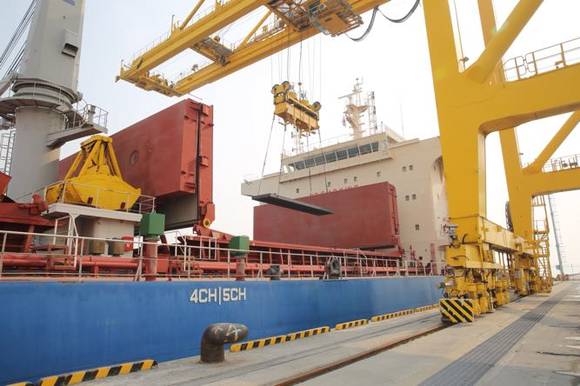 ▲ 브라질 CSP제철소에서 생산된 슬래브가 동국제강 당진공장에 위치한 부두로 들어오고 있다.ⓒ동국제강