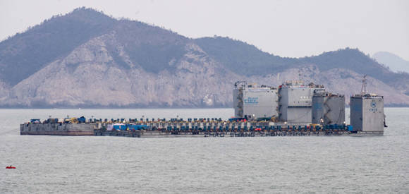 ▲ 세월호 인양 준비하는 잭킹바지선.ⓒ공동취재단