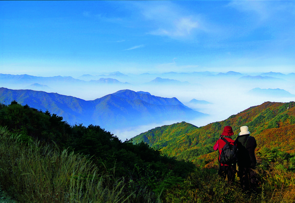 ▲ 도락산에 오른 등산객 모습.ⓒ단양군