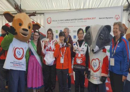 ▲ 제천 청암학교 백경옥 선수(가운데)가 금메달을 목에 걸고 기념촬영을 하고 있다.ⓒ제천청암학교