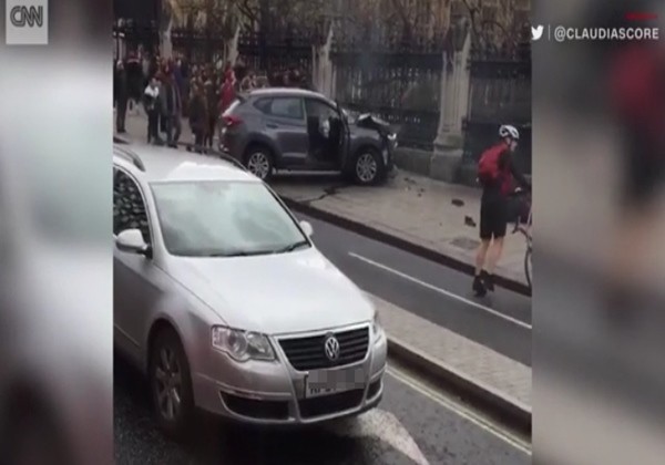 ▲ 런던 테러를 일으킨 차량의 모습ⓒ美CNN 관련보도 화면캡쳐