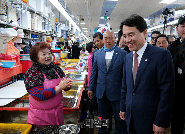 ▲ 자유한국당 김진태 의원이 23일 라디오에 출연해 자신의 경제 공약을 밝혔다. 사진은 전날 부산 자갈치 시장을 방문한 모습. ⓒ뉴데일리 이기륭 기자