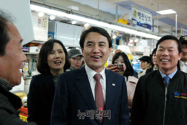 ▲ 자유한국당 대선 경선에 출마한 김진태 후보. 사진은 지난 22일 부산 자갈치시장을 방문한 모습이다. ⓒ 뉴데일리 이기륭 기자