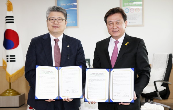 ▲ 김병우 충북교육감(오른쪽)과 라정찬 줄기세포생명재단 이사장이 23일 도교육청에서 여학생 위생용품 지원에 관한 업무협약을 맺었다.ⓒ충북교육청