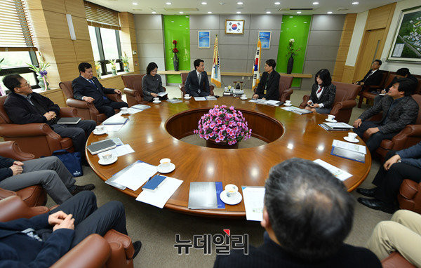 ▲ 대권 도전에 나선 자유한국당 김진태 의원이 23일 대덕연구개발특구에 위치한 한국기계연구원을 방문해 미세먼지 대책과 관련한 발언을 하고 있다.ⓒ정상윤 기자