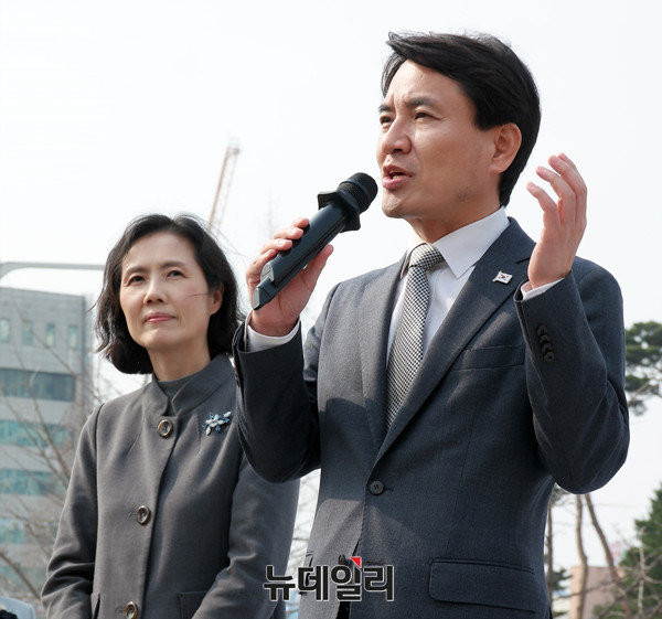 ▲ 대권도전에 나선 자유한국당 김진태 의원이 부인 원현숙씨와 함께 23일 오후 대전 보라매공원에서 대전·충남 비전선포 기자회견을 하고 있다.ⓒ이기륭 기자