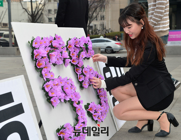 ▲ 서해 55호국용사를 추모하며 꽃을 꽂는 청년단체 회원 ⓒ 뉴데일리 공준표