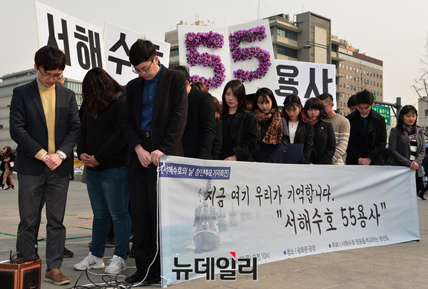 ▲ 서해 55호국용사를 추모하며 꽃을 꽂는 청년단체 회원 ⓒ 뉴데일리 공준표