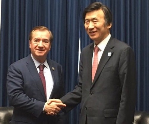 ▲ ‘반(反) ISIS 국제연대 외교장관회의’ 참석차 미국을 방문 중인 윤병세(오른쪽) 장관이 22일(현지시간) 워싱턴 연방의회에서 에드 로이스 美하원 외교위원장과 만나 악수를 하고 있다.ⓒ외교부