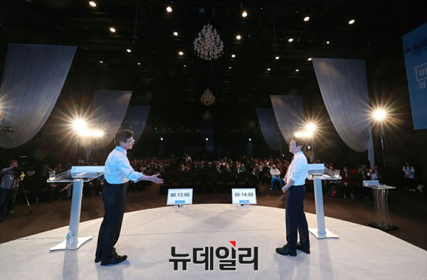 ▲ 바른정당 유승민 의원과 남경필 경기도지사가 23일 대전ICC호텔에서 양복 상의를 벗고 와이셔츠 소매를 걷은채로 충청권 정책토론회를 진행하고 있다. ⓒ바른정당 제공