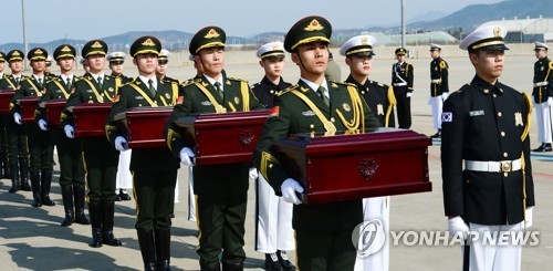 ▲ 22일 오전 인천국제공항 계류장에서 중국군 의장대원들이 중국군 유해를 인수받은 뒤 임시 안치하고 있다 ⓒ영종도 공항사진기자단=연합뉴스