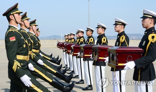 ▲ 중국군 유해 인도 및 인수 받는 양국 의장대 ⓒ영종도 공항사진기자단=연합뉴스