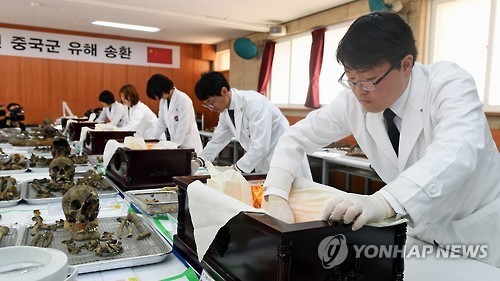 ▲ 6·25전쟁 중 전사 중국군 유해 입관 ⓒ 연합뉴스