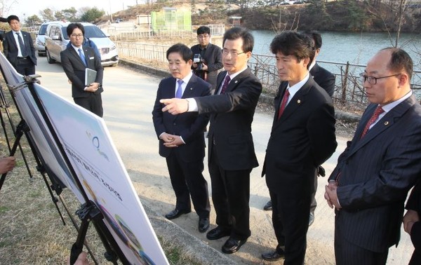 ▲ 이시종 충북도지사가 23일 진천 스토리창작클러스터 예정지를 방문해 추진상황을 점검했다.ⓒ충북도