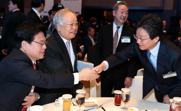 ▲ 바른정당 유승민 의원과 자유한국당 정우택 원내대표가 23일 신라호텔에서 열린 한 매체사의 행사에서 만나 악수를 나누고 있다. ⓒ뉴시스 사진DB