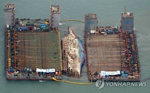 ▲ 모습 드러낸 상처 투성이의 세월호.ⓒ연합뉴스