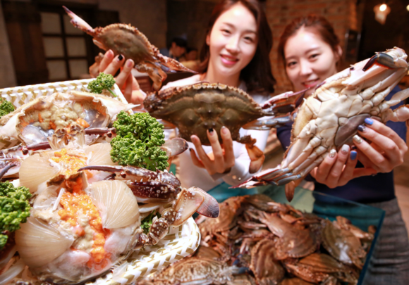 ▲ 23일 오전 현대백화점 압구정본점 식품관에서 직원들이 제철맞은 암꽃게를 선보이고 있다. ⓒ현대백화점