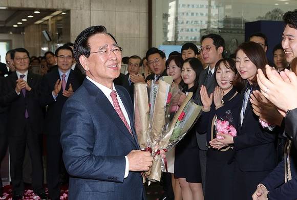 ▲ 한동우 신한금융그룹 회장이 23일 신한은행 본점에서 열린 이임식에 참석해 직원들에게 마지막 인사를 전하고 있다. ⓒ 신한금융그룹